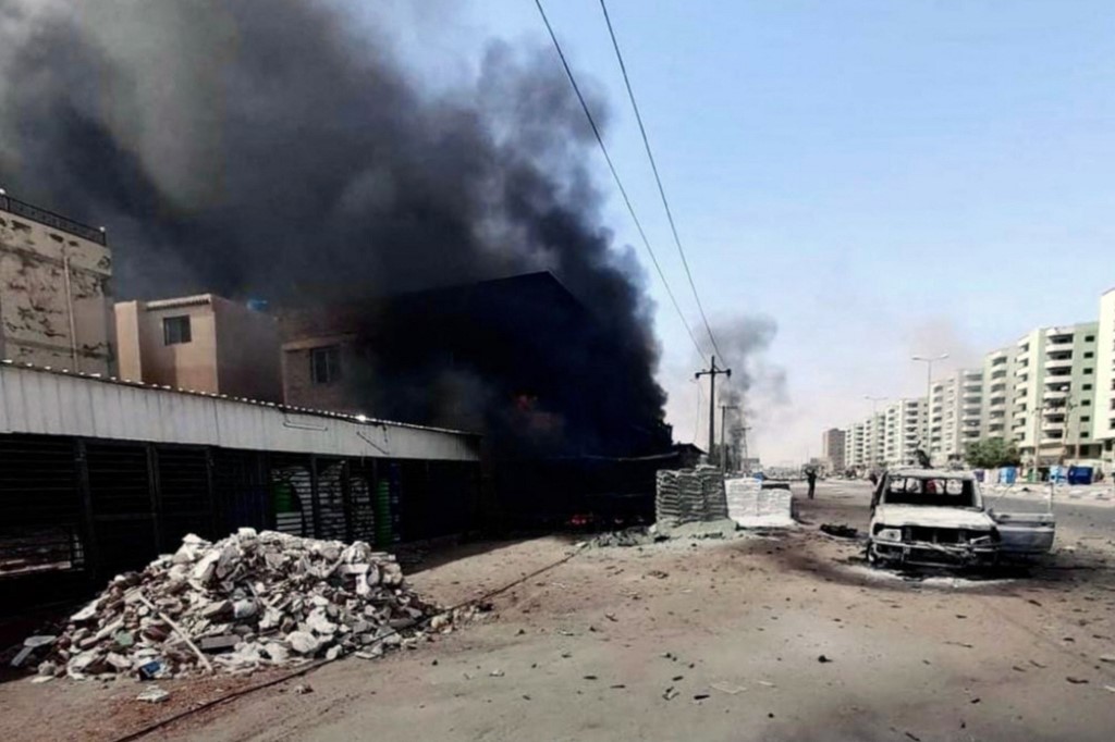 Tras tensa calma, los bombardeos y choques vuelven a Sudán entre evacuaciones