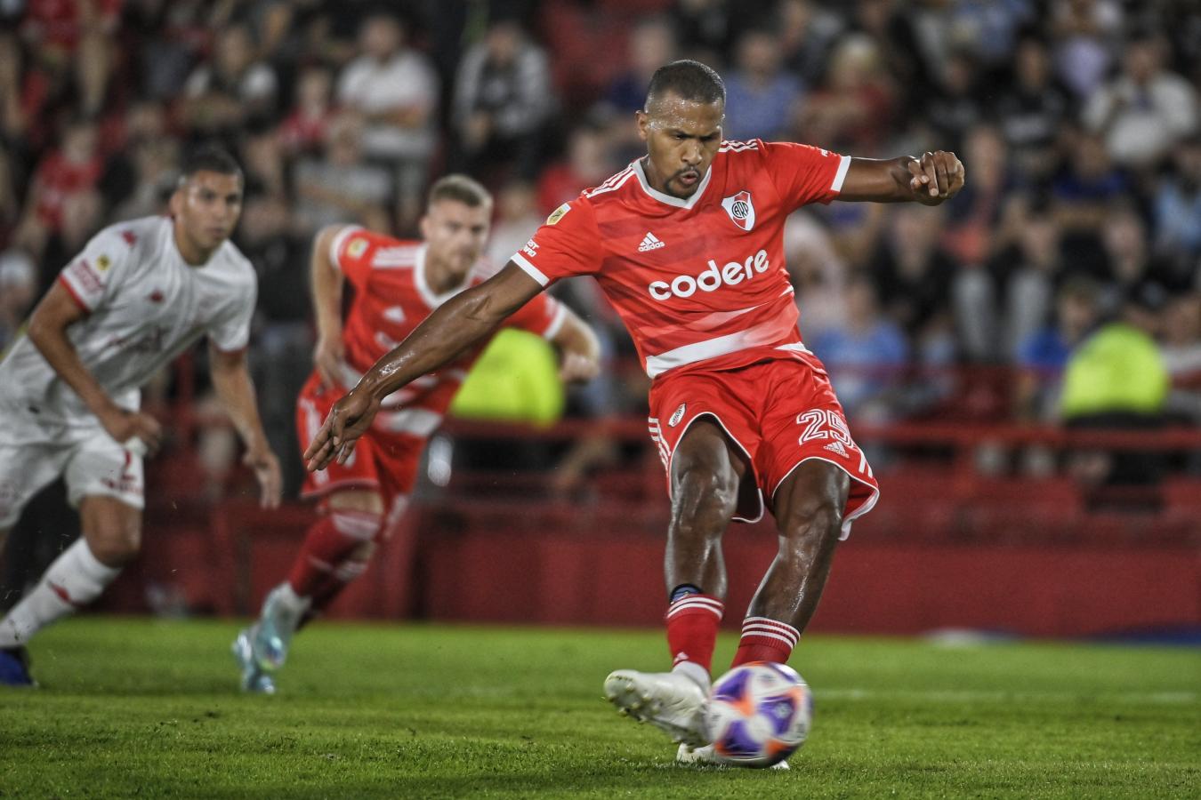 Fanáticos de River Plate pierden la paciencia con Salomón Rondón y estallan en redes sociales