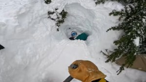 Milagroso rescate en la montaña: un esquiador encontró por casualidad a un hombre que estaba sepultado bajo la nieve (VIDEO)