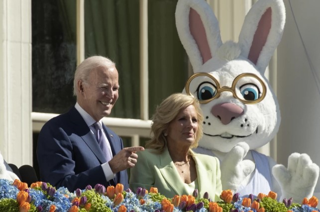 Los Biden buscan huevos de Pascua en la Casa Blanca con miles de niños (VIDEO)