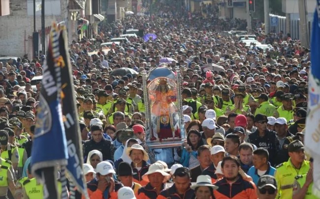 Por qué medio millón de fieles peregrinan cada año 75 kilómetros en Ecuador para venerar a una virgen