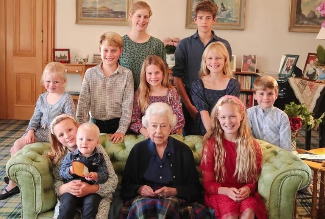 El homenaje de los Príncipes de Gales a Isabel II: una foto con nietos y bisnietos, pero sin los hijos de Harry y Meghan