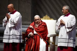 Papa Francisco encabezó la celebración de la Pasión del Señor en la Basílica de San Pedro
