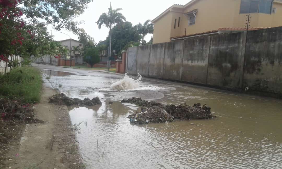 Enorme bote de agua en La Segoviana de Barquisimeto mantiene sin servicio a habitantes de El Ujano