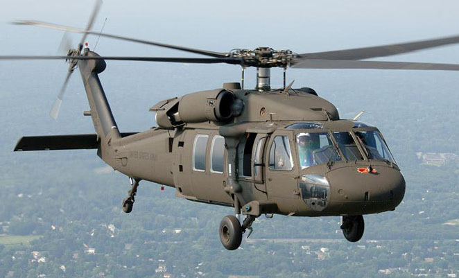 Hallan sumergido un helicóptero militar nipón desaparecido y varios cuerpos
