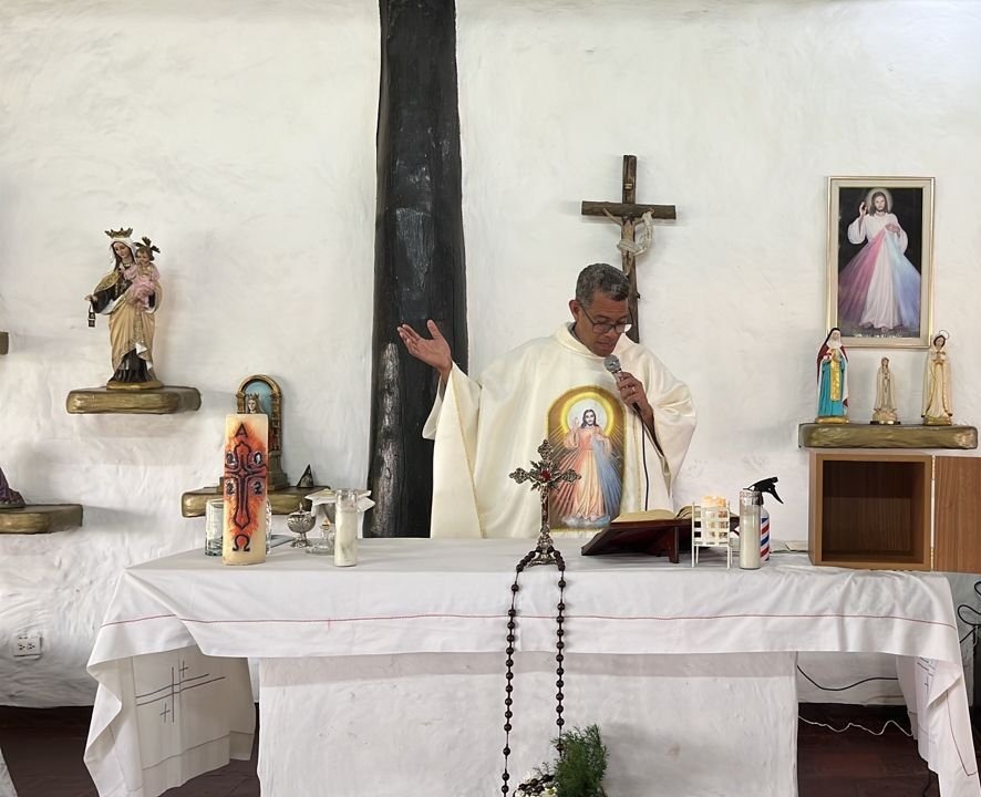 Arquidiócesis de Caracas desenmascaró a falso cura que realiza bodas y bautizos en reconocido club campestre
