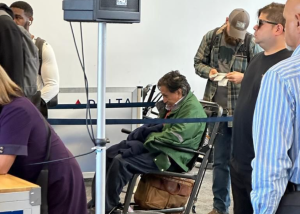Alejandro Toledo en silla de ruedas, antes de abordar el avión que lo extraditará a Perú