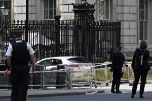 Policía libera al hombre que chocó contra Downing Street pero lo acusa de otro cargo