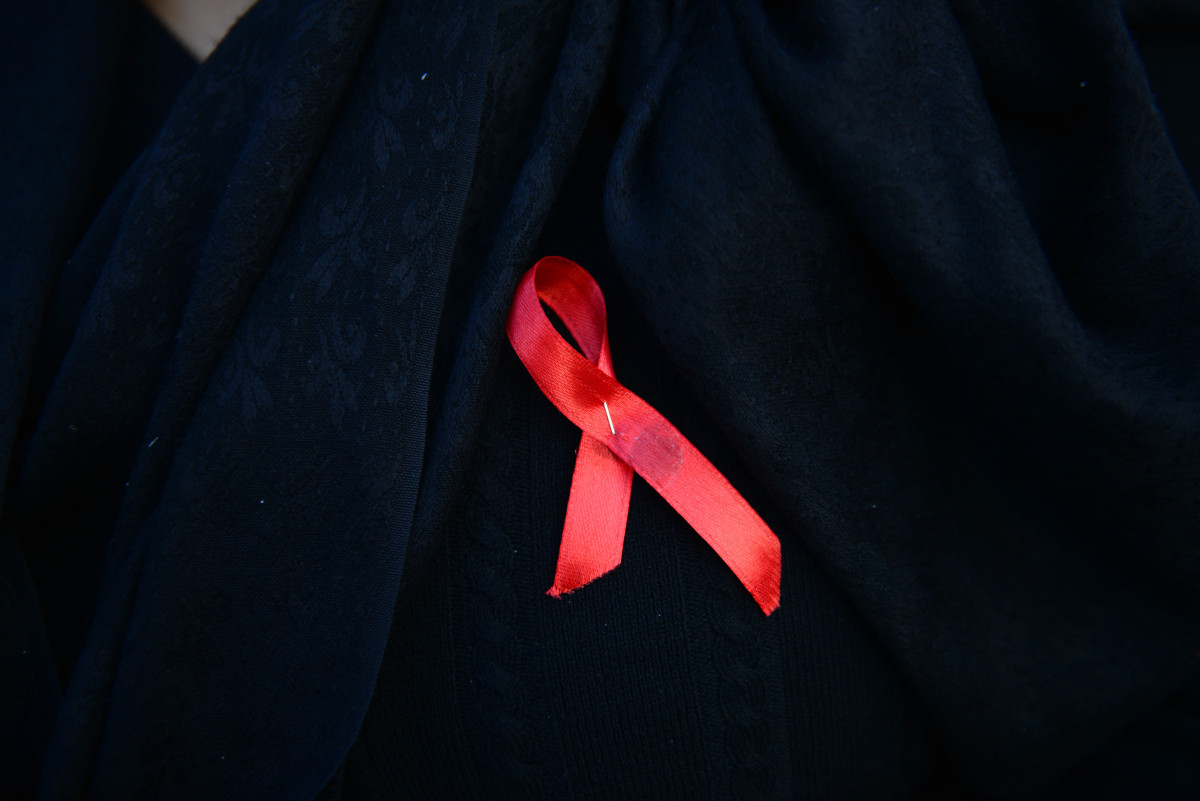 Las desigualdades sexual, racial y económica alargan la pandemia del sida, alerta la ONU