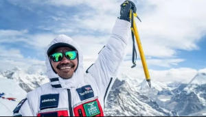¡Grande! Veterano amputado de ambas piernas llegó a la cima del Monte Everest