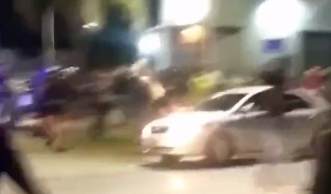 Locura en Argentina: tras pelea a la salida de un bowilng, huyó a toda velocidad y atropelló a joven (VIDEO)