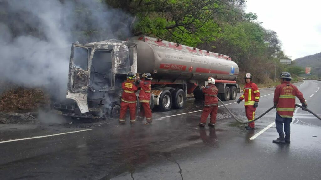 Gandola de Pdvsa se “prendió en candela” en la Mariscal de Ayacucho este #13May (FOTOS)