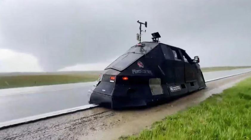Cómo es el Dominator 3, el impresionante vehículo que puede entrar en contacto con un tornado (Fotos)