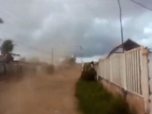 Terroríficos VIDEOS: Tromba marina hizo volar techos y derrumbó paredes en Cabimas