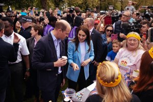 Príncipe William y Kate saludan a los asistentes del concierto post-coronación del rey Carlos III (Video)
