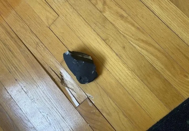 “Estaba tibio”: Un meteorito atravesó el techo de una casa y sorprendió a una familia