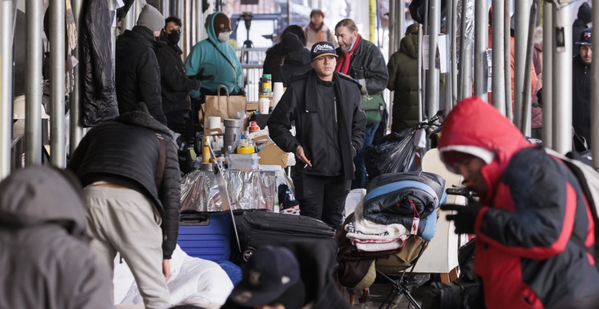 Consejo de Nueva York aprueba medidas para dar más espacio en refugios a los migrantes