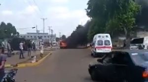 Autobús de transporte público se incendió en Monagas (Video)