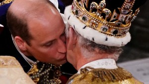 ¿Qué le dijo Carlos III al príncipe William durante la coronación?