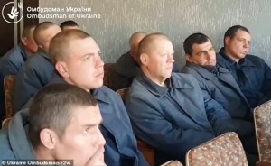 Soldados rusos presos, obligados a ver un documental sobre sus crímenes de guerra en Ucrania (VIDEO)