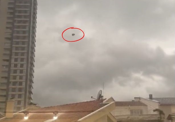 Fuertes vientos sacaron un sofá de un balcón y voló hasta estrellarse contra un edificio (VIDEO)