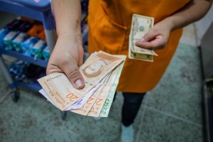 El salario mínimo en Venezuela, dos años en caída libre