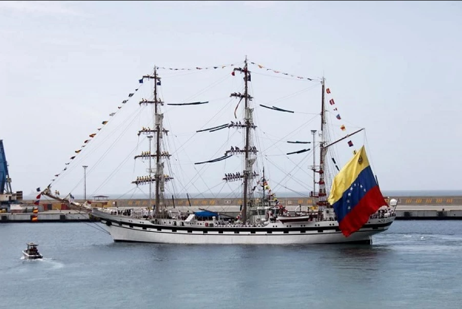 Buque escuela venezolano zarpó de Colombia tras una visita para estrechar lazos entre las Fuerzas Armadas