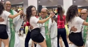 VIRAL: Ola de críticas y elogios a sacerdote por baile apasionado con una feligresa (VIDEO)
