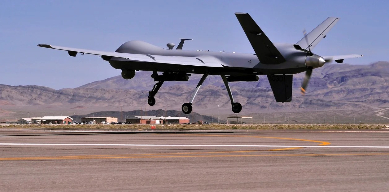 La verdadera historia del dron militar de EEUU operado por IA que se reveló y mató a su operador “humano”