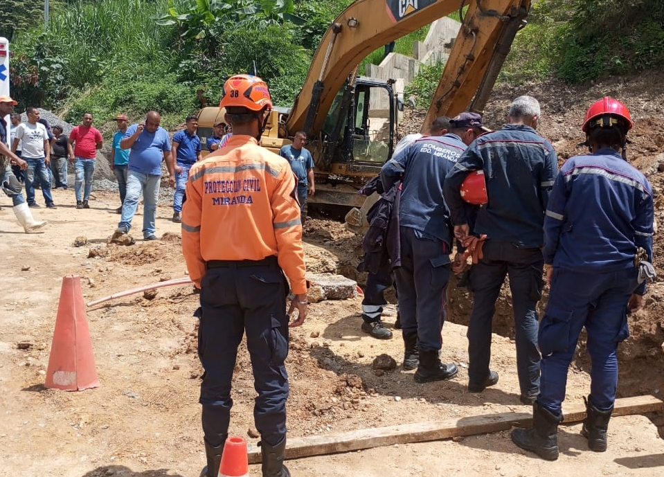 Video: dos trabajadores murieron mientras excabavan fosa en carretera vieja de Charallave