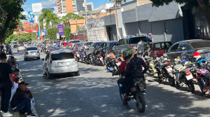 Colas kilométricas por gasolina en Caracas mientras Maduro anda de paseo por Cuba (VIDEO)