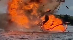Fanb puso en riesgo a la fauna acuática tras detonar una balsa incautada en río de Bolívar (VIDEO)