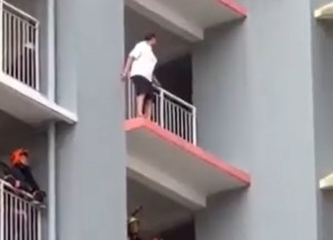 Como de película: rescatistas salvan a una mujer que se iba a lanzar al vacío desde un edificio (VIDEO)