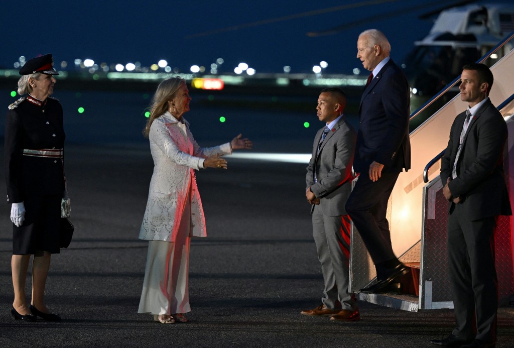 Biden llegó a Reino Unido para reunirse con Carlos III y Sunak