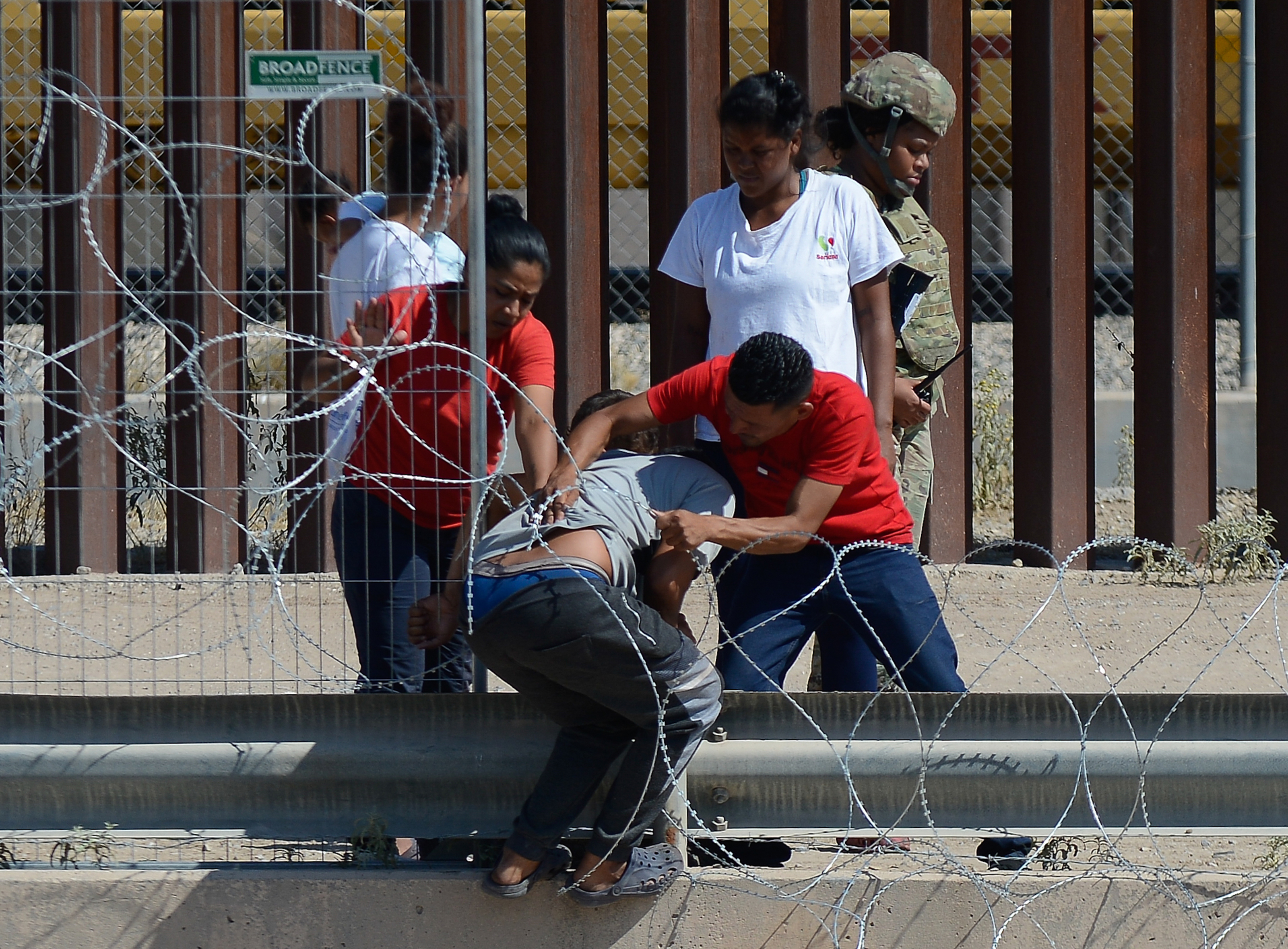 Migrantes desafían filosa alambrada instalada en frontera norte para pedir asilo en EEUU
