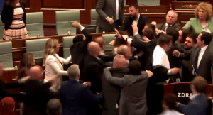 VIDEO: pelea en el Parlamento de Kosovo dejó con serias heridas a diputados y ministros