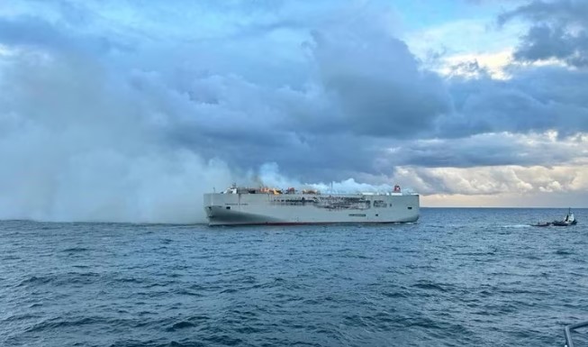 Se incendió un carguero con casi tres mil carros frente a las costas de Países Bajos: al menos un muerto