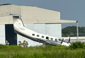 VIDEO: la maniobra de un avión bimotor para aterrizar sin tren delantero en aeropuerto de Anzoátegui