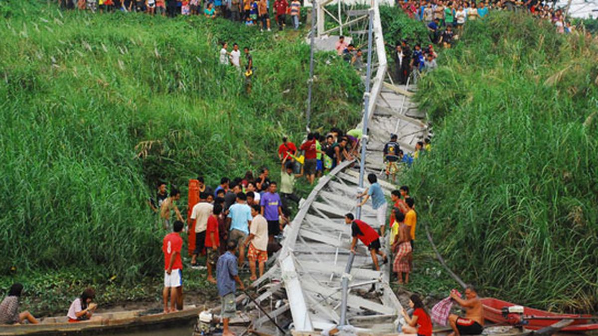 Tragedia en Bangkok: al menos dos muertos y varios heridos al desplomarse un puente en construcción