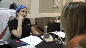 “Doctora” pirata en Dominicana: venezolana ejercía con títulos falsos y la arrinconaron en su oficina (VIDEO)
