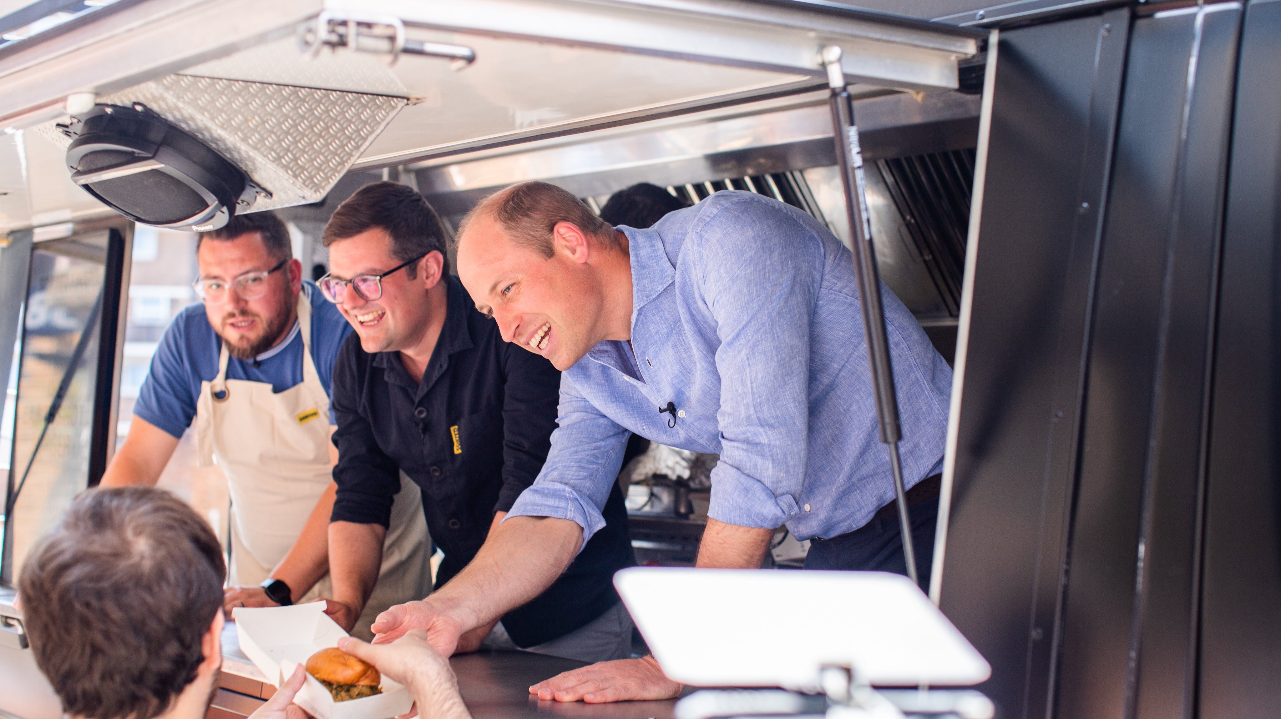 El príncipe William sorprendió a todos en Londres y repartió “hamburguesas ecológicas” en un food truck