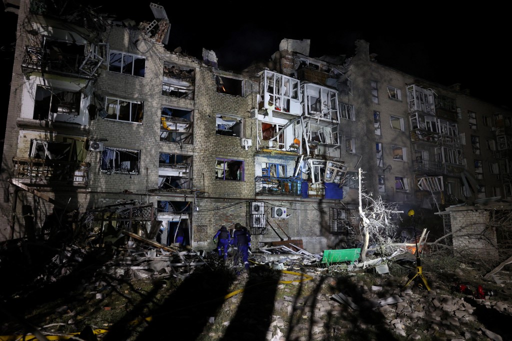 VIDEO: misiles rusos convirtieron en escombros un edificio residencial en Ucrania