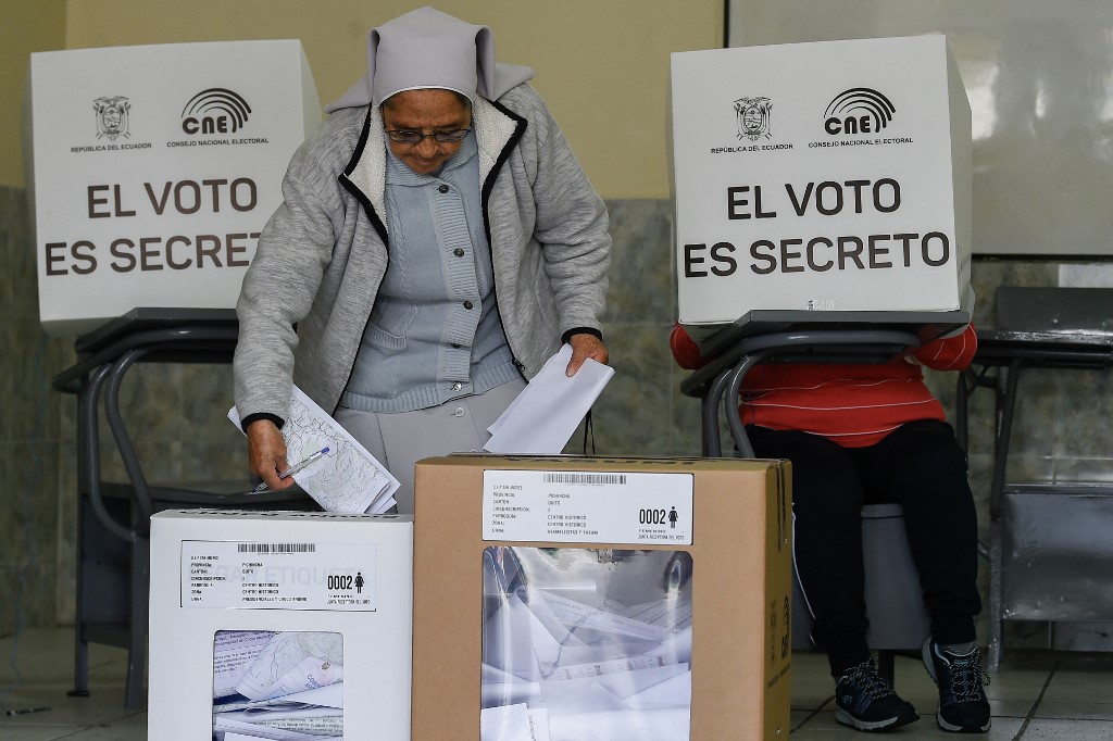Cerraron las urnas en Ecuador y arrancó el escrutinio tras una votación sin incidentes (Video)
