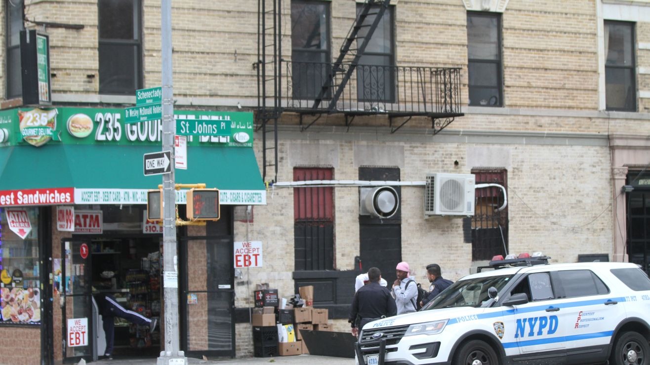 Balacera a plena luz del día en Nueva York: joven fue asesinado cerca del edificio donde vivía con su abuela