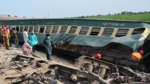 Pakistán investiga descarrilamiento de tren que dejó al menos 34 muertos