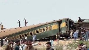 Asciende a 23 el número de fallecidos y más de 80 heridos por accidente de tren en Pakistán
