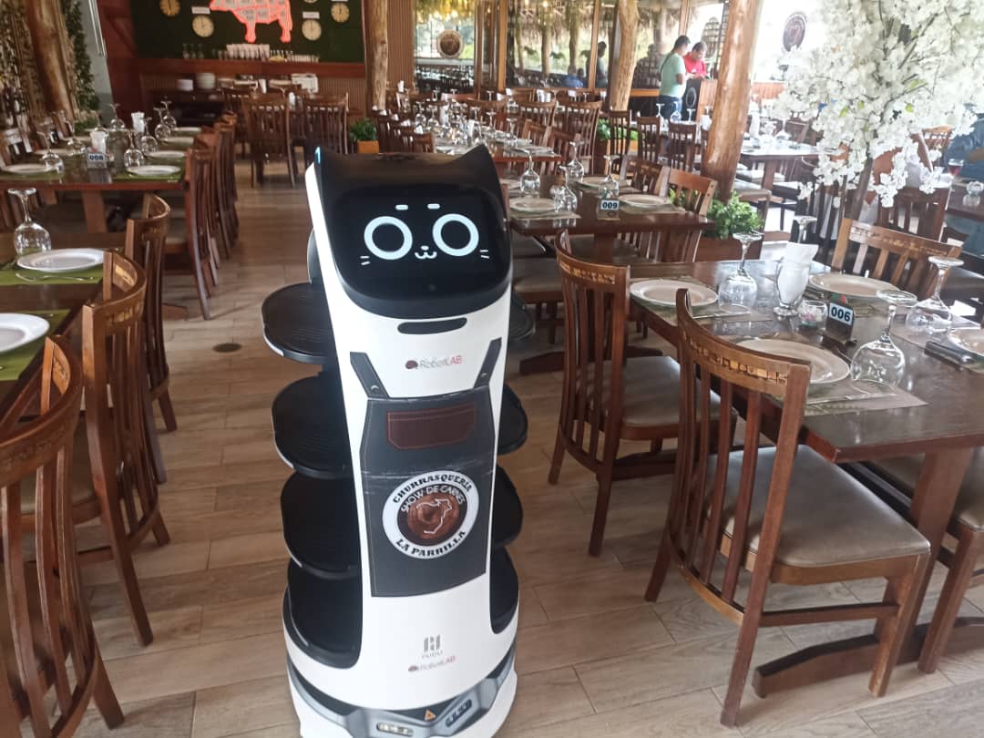 ¡Ya llegó! Venezuela tiene su primer robot mesonero