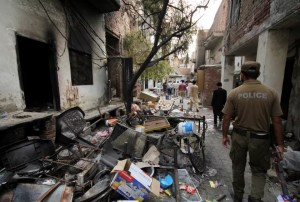 La policía de Pakistán detuvo a 129 musulmanes tras la ola de ataques a iglesias y viviendas de la minoría cristiana
