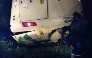 Autobús que transportaba migrantes venezolanos cayó por un acantilado en Costa Rica y dejó 29 heridos