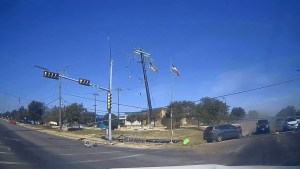 Todo un vecindario de Texas se quedó sin luz por impactante colisión de vehículo contra poste eléctrico (VIDEO)